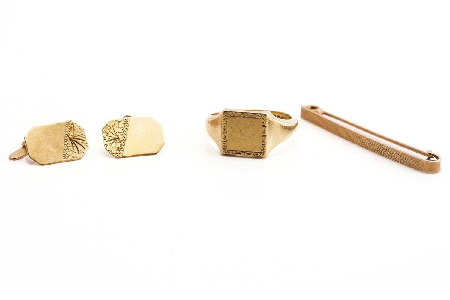 Lot 133 - A small aggregate of 9ct gold items; A square...