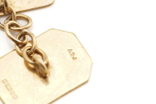 Lot 133 - A small aggregate of 9ct gold items; A square...