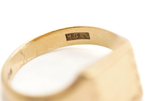 Lot 133 - A small aggregate of 9ct gold items; A square...