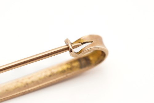 Lot 133 - A small aggregate of 9ct gold items; A square...