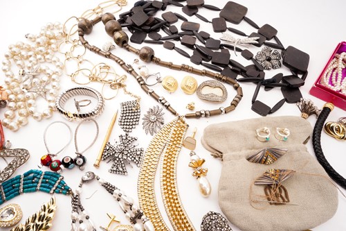 Lot 143 - A large quantity of costume jewellery and...