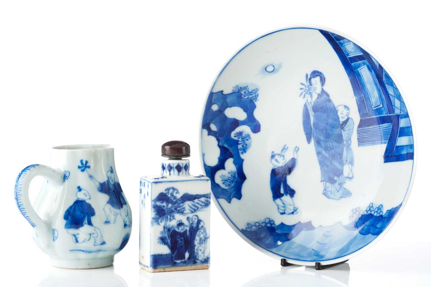 Lot 122 - A Chinese blue & white snuff bottle, painted...