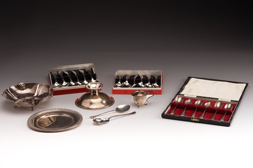 Lot 354 - A cased set of old English pattern teaspoons,...