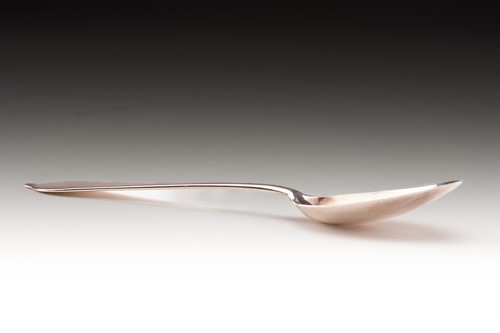 Lot 418 - A William III dog nose, rat tail spoon. Plain...