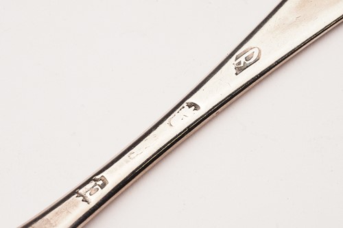 Lot 418 - A William III dog nose, rat tail spoon. Plain...