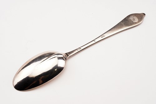 Lot 418 - A William III dog nose, rat tail spoon. Plain...