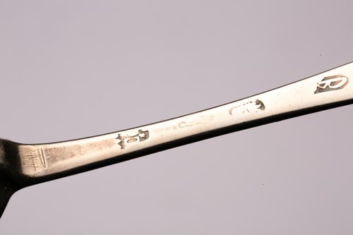 Lot 418 - A William III dog nose, rat tail spoon. Plain...
