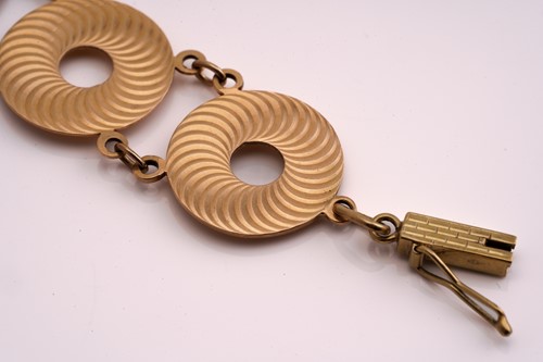 Lot 91 - A necklace with annular discs and a matching...