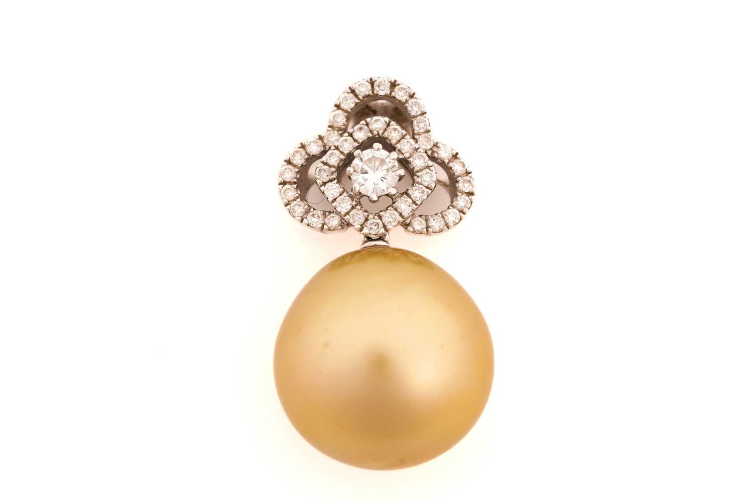 Lot 271 - A South Sea pearl and diamond pendant,...
