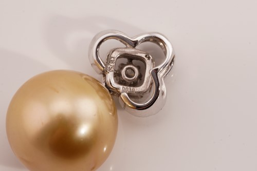 Lot 271 - A South Sea pearl and diamond pendant,...