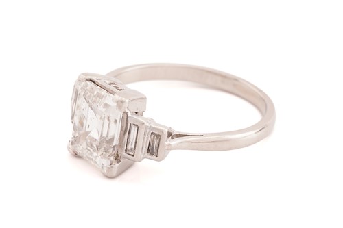 Lot 171 - An Art Deco style diamond engagement ring,...