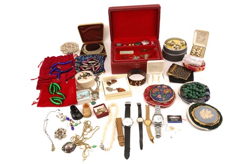 Lot 113 - A quantity of mixed jewellery including a pair...