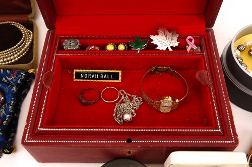 Lot 113 - A quantity of mixed jewellery including a pair...