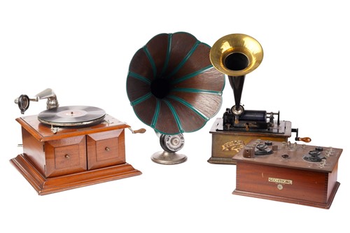 Lot 381 - An Edison Standard Phonograph, serial no....
