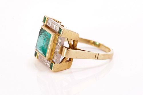 Lot 105 - An Art Deco style emerald and diamond cocktail...