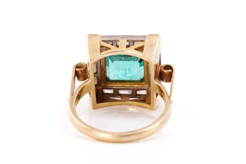Lot 105 - An Art Deco style emerald and diamond cocktail...