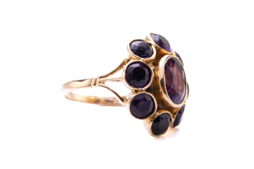 Lot 41 - An amethyst cluster ring in 9ct yellow gold,...