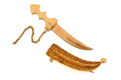 Lot 138 - A jambiya dagger brooch, in a filigree sheath...