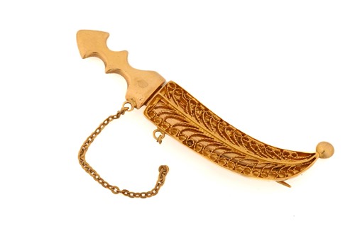 Lot 138 - A jambiya dagger brooch, in a filigree sheath...