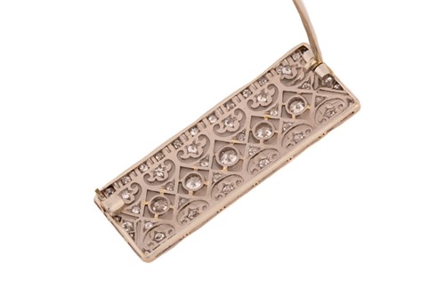 Lot 255 - An Edwardian diamond bar brooch, composed of...