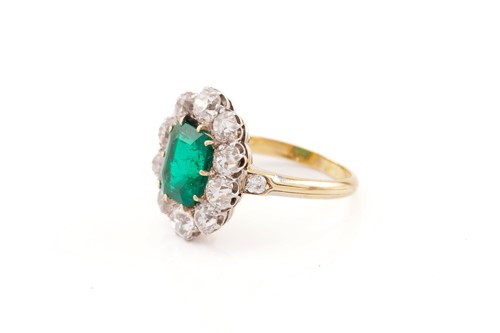 Lot 109 - An emerald and diamond entourage ring,...