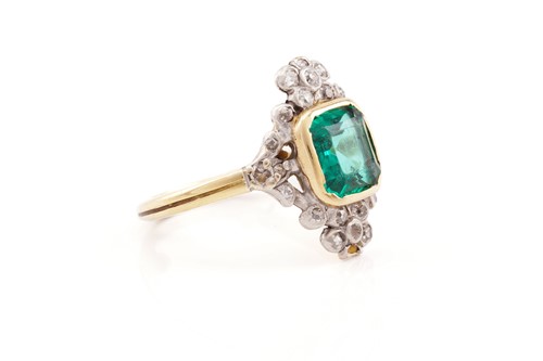 Lot 4 - An emerald and diamond panel ring, featuring a...