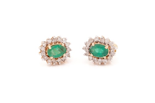 Lot 272 - An emerald and diamond ring with earrings...