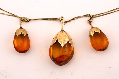 Lot 258 - An amber drop necklace and a loose amber bead;...