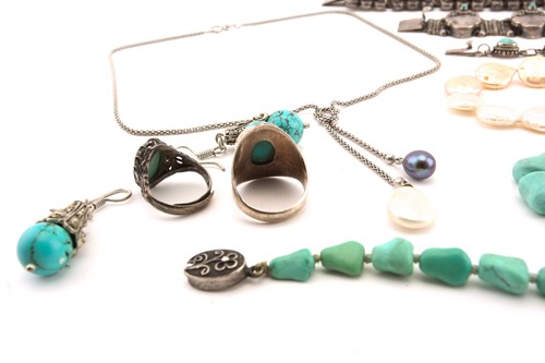 Lot 129 - A mixed collection of turquoise and pearl...