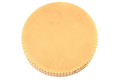 Lot 76 - Kutchinsky - a powder compact in 9ct yellow...