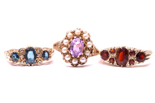 Lot 176 - An amethyst and split pearl cluster ring n 9...