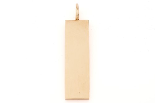 Lot 232 - A 9ct gold ingot pendant, displaying feature...
