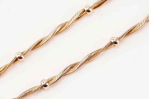 Lot 28 - A twisted omega chain necklace and a matching...