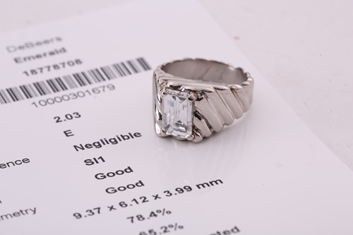 Lot 221 - An emerald-cut diamond signet ring, featuring...