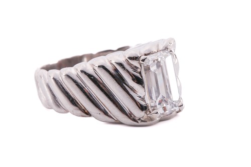 Lot 221 - An emerald-cut diamond signet ring, featuring...