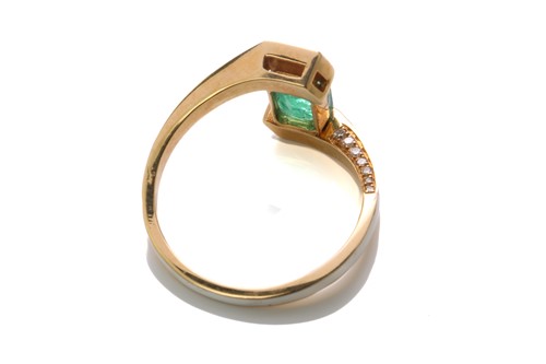 Lot 26 - An emerald and enamel bypass ring, consisting...