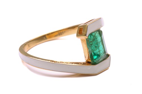 Lot 26 - An emerald and enamel bypass ring, consisting...