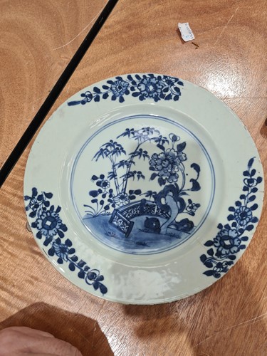 Lot 185 - A set of six Chinese export blue & white soup...