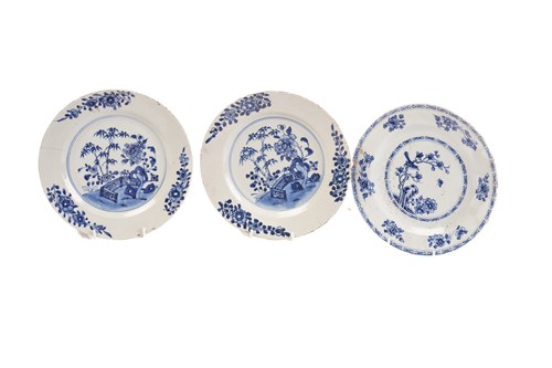 Lot 185 - A set of six Chinese export blue & white soup...