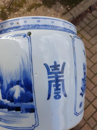 Lot 149 - A Chinese porcelain blue & white container,...