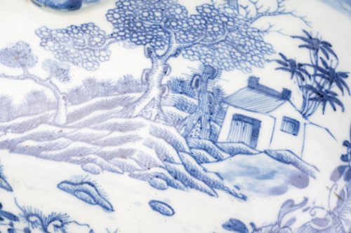 Lot 169 - A Chinese porcelain export blue & white tureen...