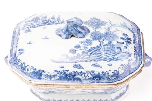 Lot 169 - A Chinese porcelain export blue & white tureen...