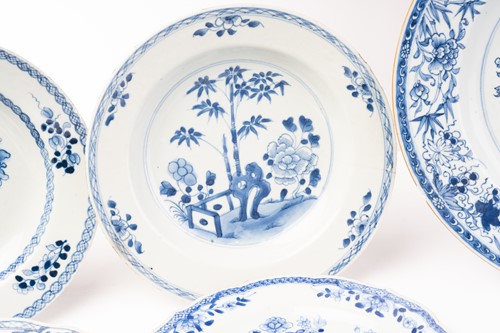 Lot 156 - A collection of Chinese export blue & white...