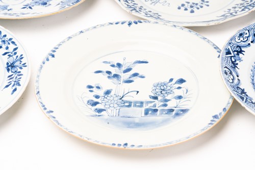 Lot 156 - A collection of Chinese export blue & white...