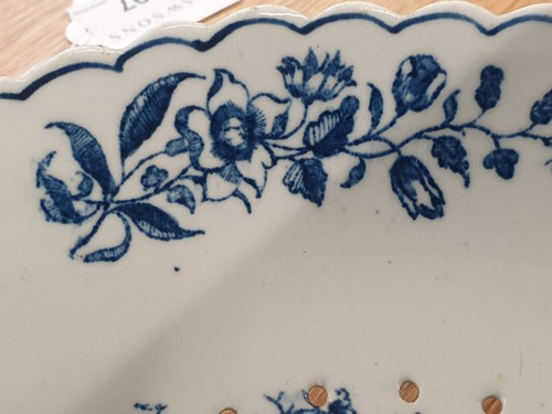 Lot 407 - A Worcester porcelain blue & white salad...