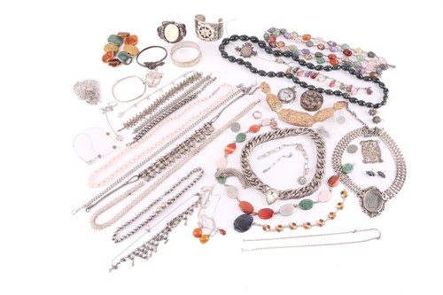 Lot 188 - A mix collection of jewellery items; to...