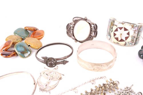 Lot 188 - A mix collection of jewellery items; to...