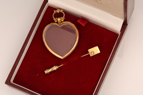 Lot 37 - A 9ct yellow gold heart pendant and tie pin;...
