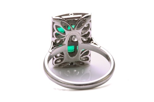 Lot 42 - An Art Deco emerald and diamond panel ring,...