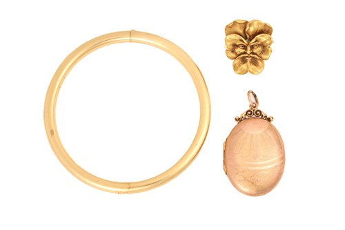 Lot 14 - A 9ct gold locket, a pansy brooch pendant and...